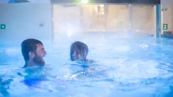 Utendørsbasseng og solsenger