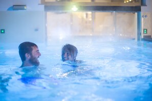 Outdoor pool, open 2:00 PM to 7:00 PM, pool loungers - Hotel Erica (Tesero)