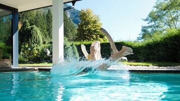 Alberca al aire libre, acceso de 14:00 a 19:00, y camastros