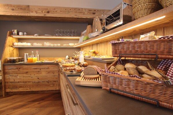 Free daily buffet breakfast