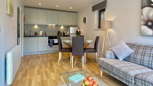 Executive Apartment, 1 Bedroom, Balcony | In-room dining