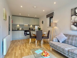 Executive Apartment, 1 Bedroom, Balcony | In-room dining - Your Space Apartments - Eden House (Cambridge)