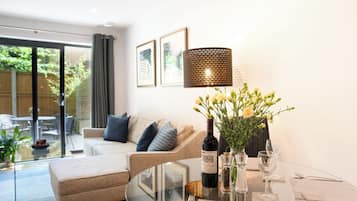 Apartamento executivo, 1 quarto, sacada | Área de estar | Smart TV 43 polegadas com canais digitais, Netflix