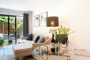 Executive Apartment, 1 Bedroom, Balcony | Living area | 43-inch Smart TV with digital channels, Netflix, streaming services - Your Space Apartments - Eden House (Cambridge)