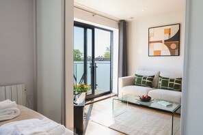 Executive Apartment, 1 Bedroom, Balcony | Living area | 43-inch Smart TV with digital channels, Netflix, streaming services - Your Space Apartments - Eden House (Cambridge)