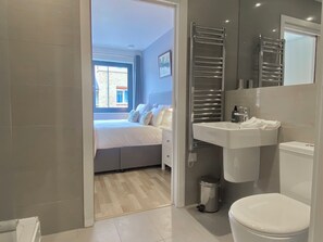 Executive Apartment, 1 Bedroom, Balcony | Bathroom
