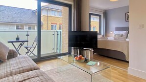 Executive Apartment, 1 Bedroom, Balcony | Living area