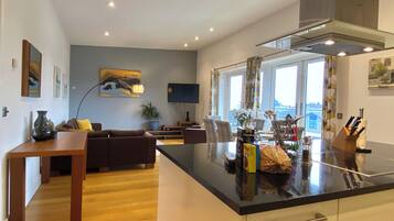 Penthouse Mewah, 2 kamar tidur, balkon | Area keluarga | Smart TV, Netflix, lantai berpemanas, dan layanan streaming