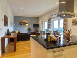 Luxury Penthouse, 2 Bedrooms, Balcony | Living area
