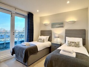 Penthouse de lujo, 2 habitaciones, balcón | Sábanas de algodón egipcio y ropa de cama de alta calidad 