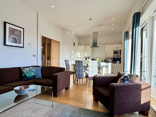 Appartement Penthouse luxueux, 2 chambres, balcon | Aire de séjour | Téléviseur connecté de 43 po avec télévision numérique, Netflix