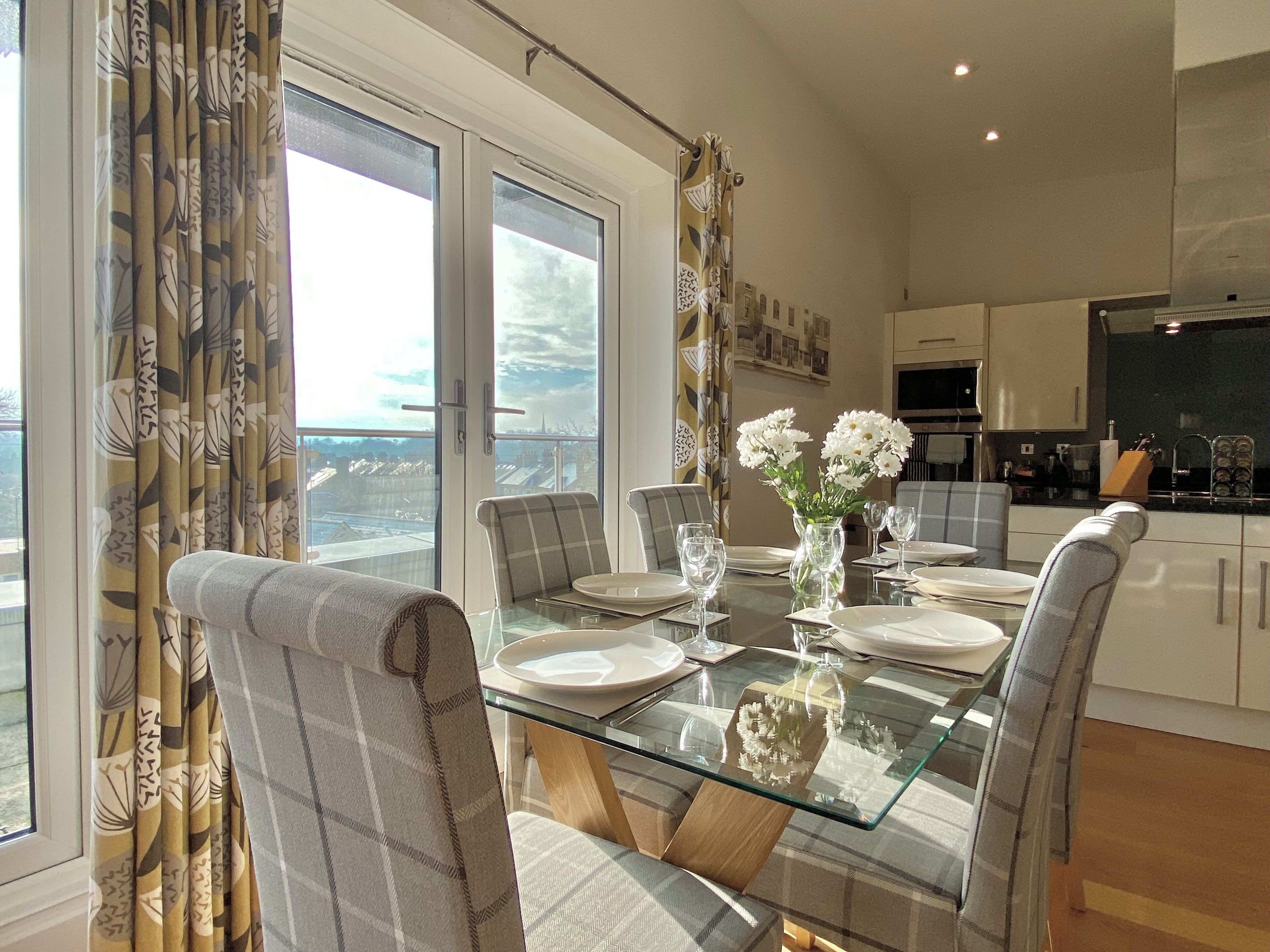 Penthouse Luxe, 2 chambres, balcon | Salle à manger