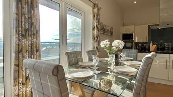 Penthouse Luxe, 2 chambres, balcon | Salle Ă manger