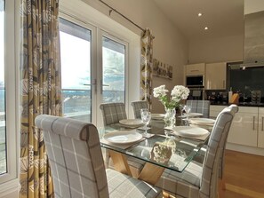 Luxury Penthouse, 2 Bedrooms, Balcony | Dining room - Your Space Apartments - The Hamilton's (Cambridge)