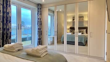 Penthouse Luxe, 2 chambres, balcon | Draps en coton égyptien, literie de qualité supérieure, surmatelas