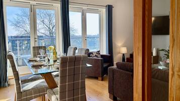 Penthouse Luxe, 2 chambres, balcon | Coin séjour | TV connectée, Netflix, chauffage par le sol, services de streaming
