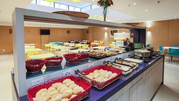 A buffet area with various food items and baskets. - Rede Andrade Docas (Belém)
