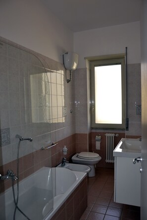 Ensemble baignoire-douche, douche cascade