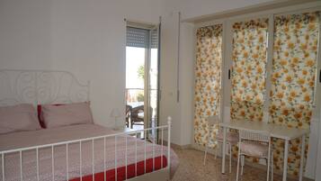 Camera Deluxe, 1 letto queen, balcone, vista città | Una scrivania, tende oscuranti, ferro/asse da stiro, Wi-Fi gratuito