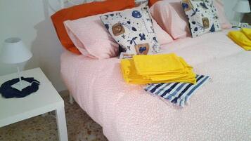 Deluxe-Doppelzimmer, 1 Queen-Bett, Balkon, Stadtblick | Schreibtisch, Verdunkelungsvorhänge, Bügeleisen/Bügelbrett