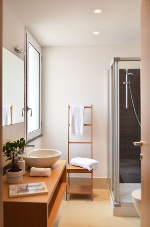 Design Double or Twin Room, 1 Queen Bed, Private Bathroom, City View | Bathroom