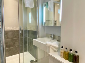 Toetasjesleilighet, 2 soverom, balkong | Bad | Designertoalettartikler, hårføner, håndklær og såpe