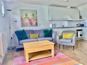 Duplex, 2 quartos, sacada | Área de estar | Smart TV 43 polegadas com canais digitais, Netflix