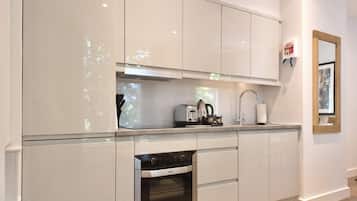 Appartement Supérieur, 1 chambre | Cuisine privée | Grand réfrigérateur, micro-ondes, four, plaque de cuisson