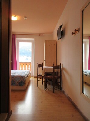 Desk, blackout drapes, cribs/infant beds, rollaway beds - Albergo Lucia (Tesero)