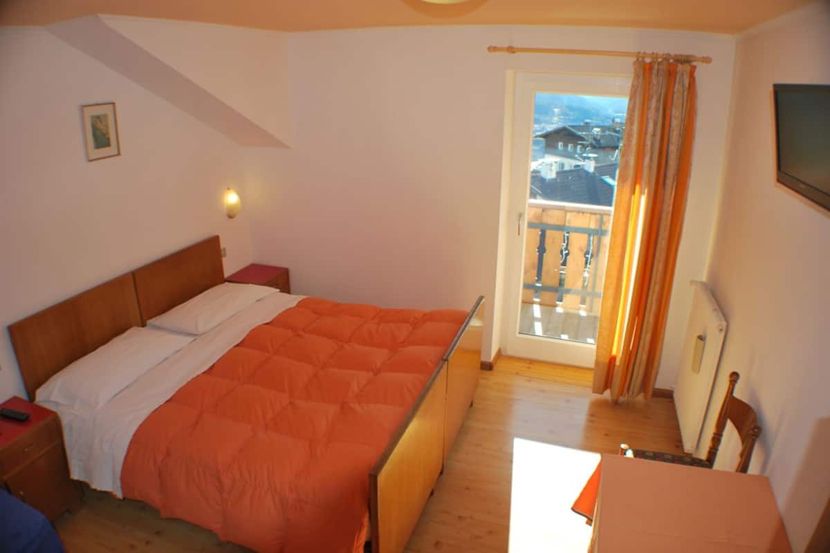 Double or Twin Room, Balcony | Desk, blackout curtains, cots/infant beds, rollaway beds