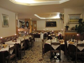Breakfast, lunch, dinner served; local cuisine - Albergo Lucia (Tesero)