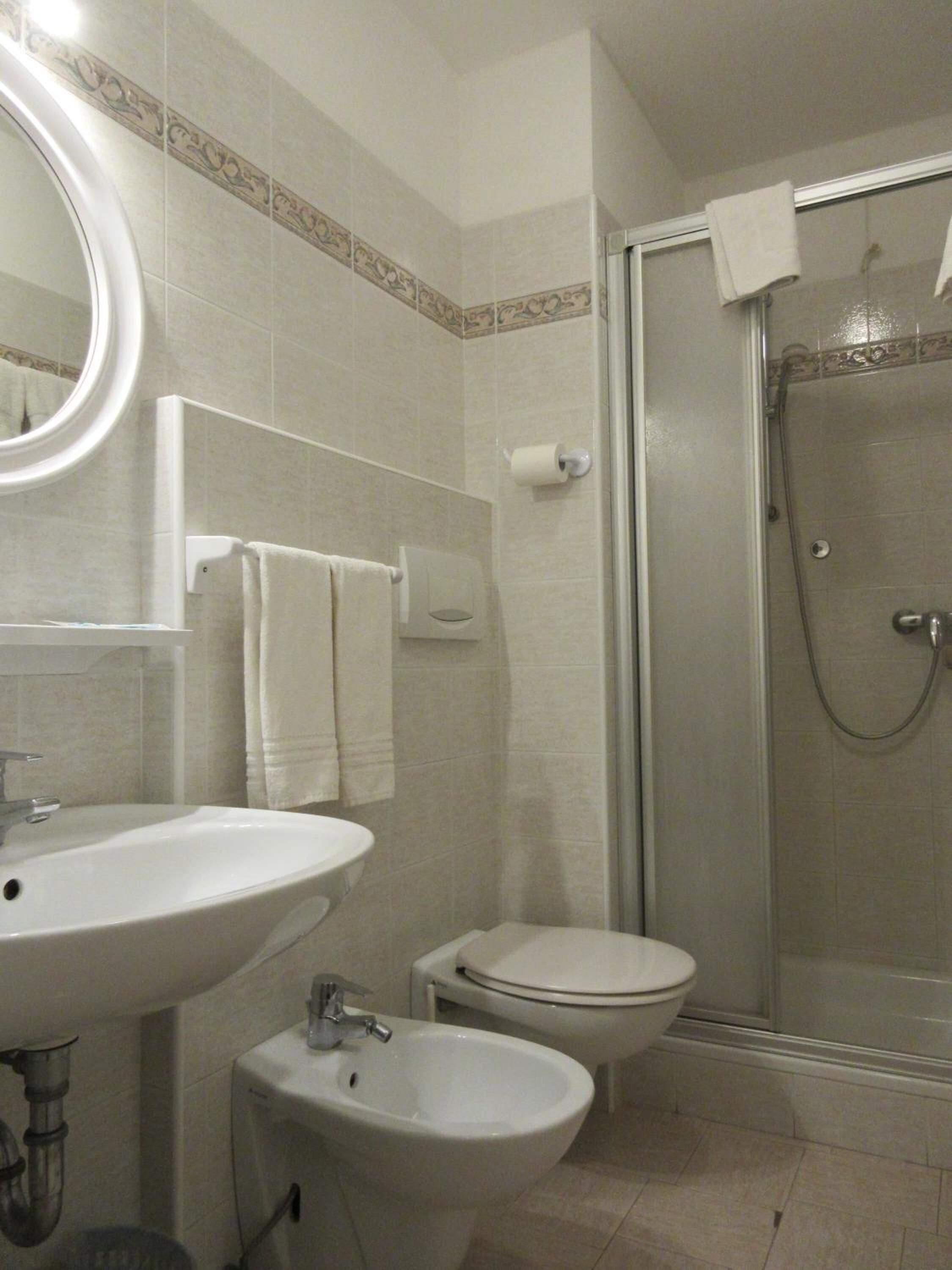 Doccia, set di cortesia gratuito, asciugacapelli, bidet