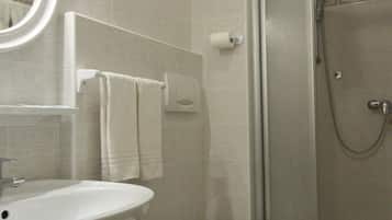 Doccia, set di cortesia gratuito, asciugacapelli, bidet