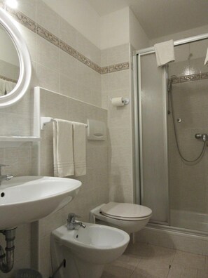 Shower, free toiletries, hair dryer, bidet - Albergo Lucia (Tesero)