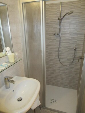 Shower, free toiletries, hair dryer, bidet - Albergo Lucia (Tesero)