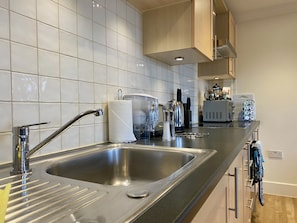 Duplex, 2 Bedrooms, 2 Bathrooms | Private kitchen | Full-sized fridge, microwave, oven, stovetop