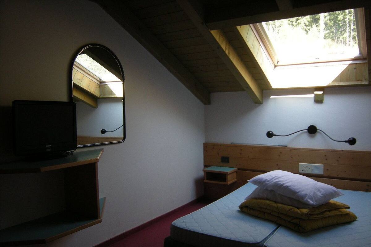 Kamer, 1 twee- of 2 eenpersoonsbedden | Een kluis op de kamer, een bureau, gratis wifi