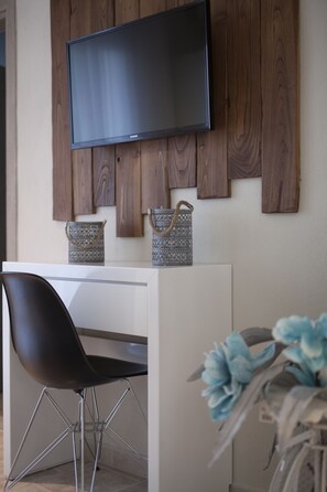 Familiekamer | Woonruimte | Een 30-inch lcd-televisie met satellietzenders en televisie