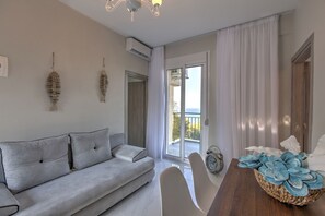 Suite, 2 slaapkamers | Woonruimte | Een 30-inch lcd-televisie met satellietzenders en televisie