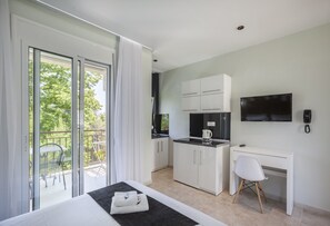 Deluxe Double Room | Minibar, in-room safe, individually decorated, desk