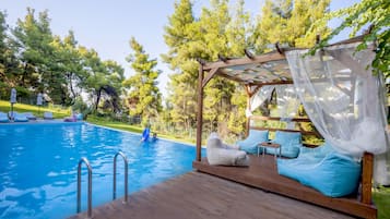 Piscine extérieure, parasols de plage, chaises longues