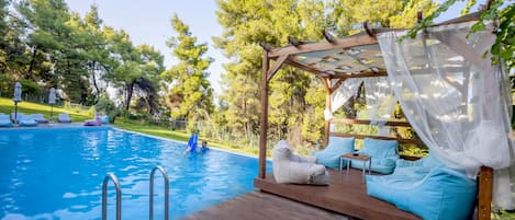 Piscine extérieure, parasols de plage, chaises longues