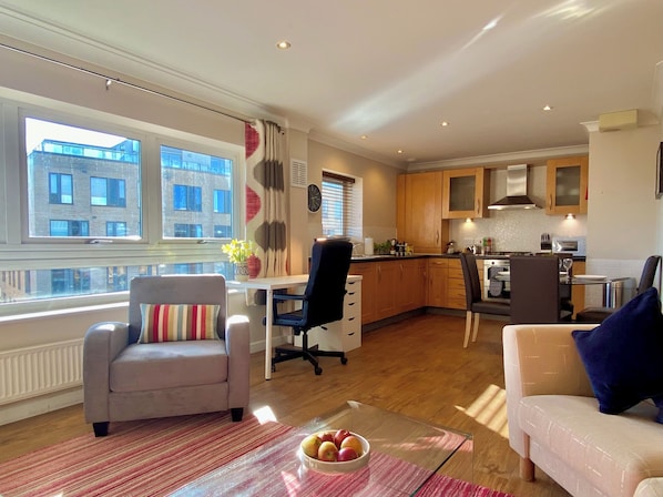 Superior Apartment, 2 Bedrooms, Private Bathroom | Living area