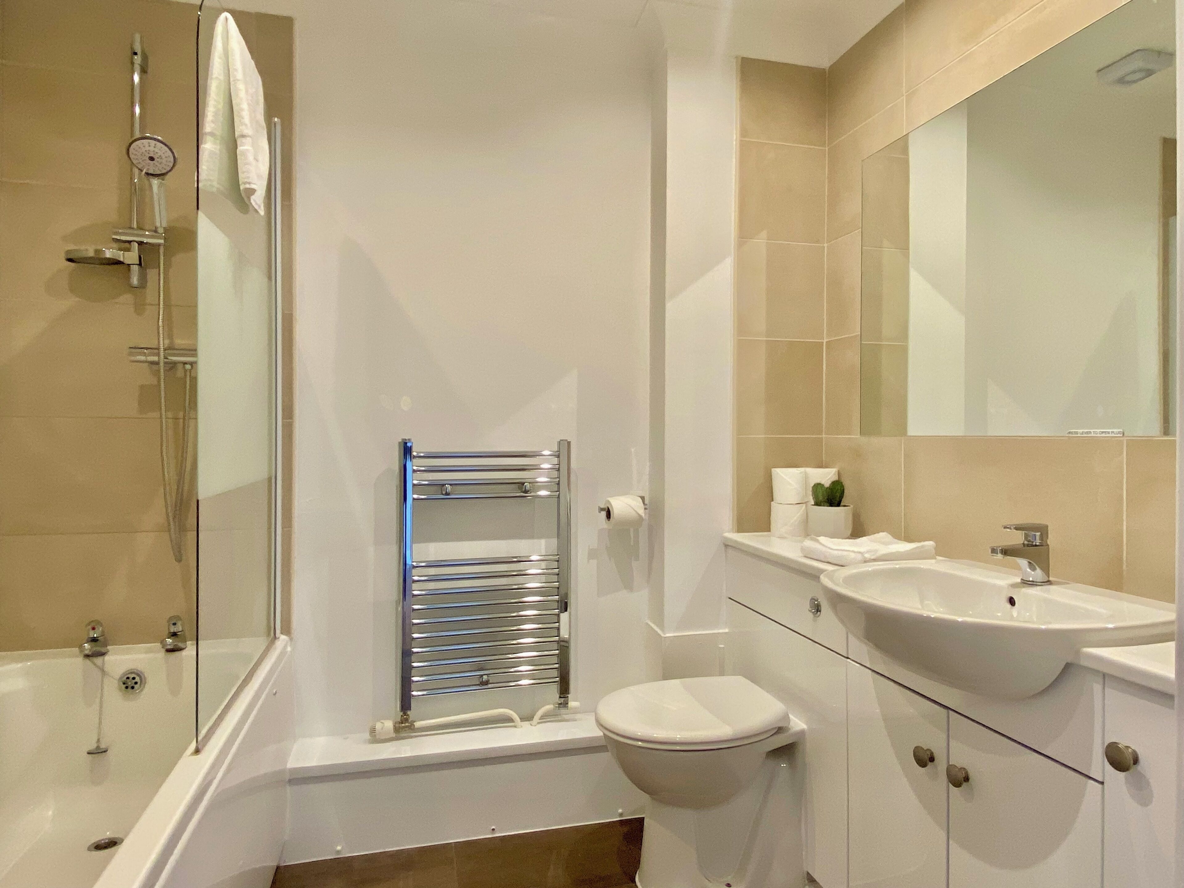 Superior Apartment, 2 Bedrooms, Private Bathroom | Bathroom | Combined shower/tub, designer toiletries, hair dryer, towels