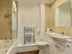Superior Apartment, 2 Bedrooms, Private Bathroom | Bathroom | Combined shower/tub, designer toiletries, hair dryer, towels