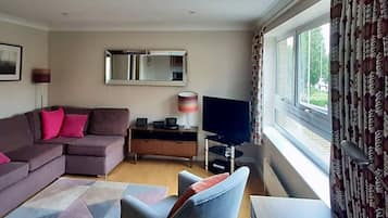 Appartamento Superior, 2 camere da letto, bagno privato | Area soggiorno | Smart TV 43 pollici con canali digitali, Netflix, servizi in streaming