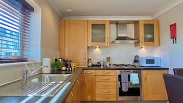 Superior Apartment, 2 Bedrooms, Private Bathroom | Private kitchen | Fridge, microwave, oven, stovetop