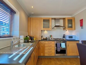 Superior Apartment, 2 Bedrooms, Private Bathroom | Private kitchen | Fridge, microwave, oven, stovetop