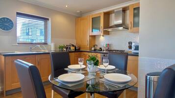 Superior Apartment, 2 Bedrooms, Private Bathroom | Dining room