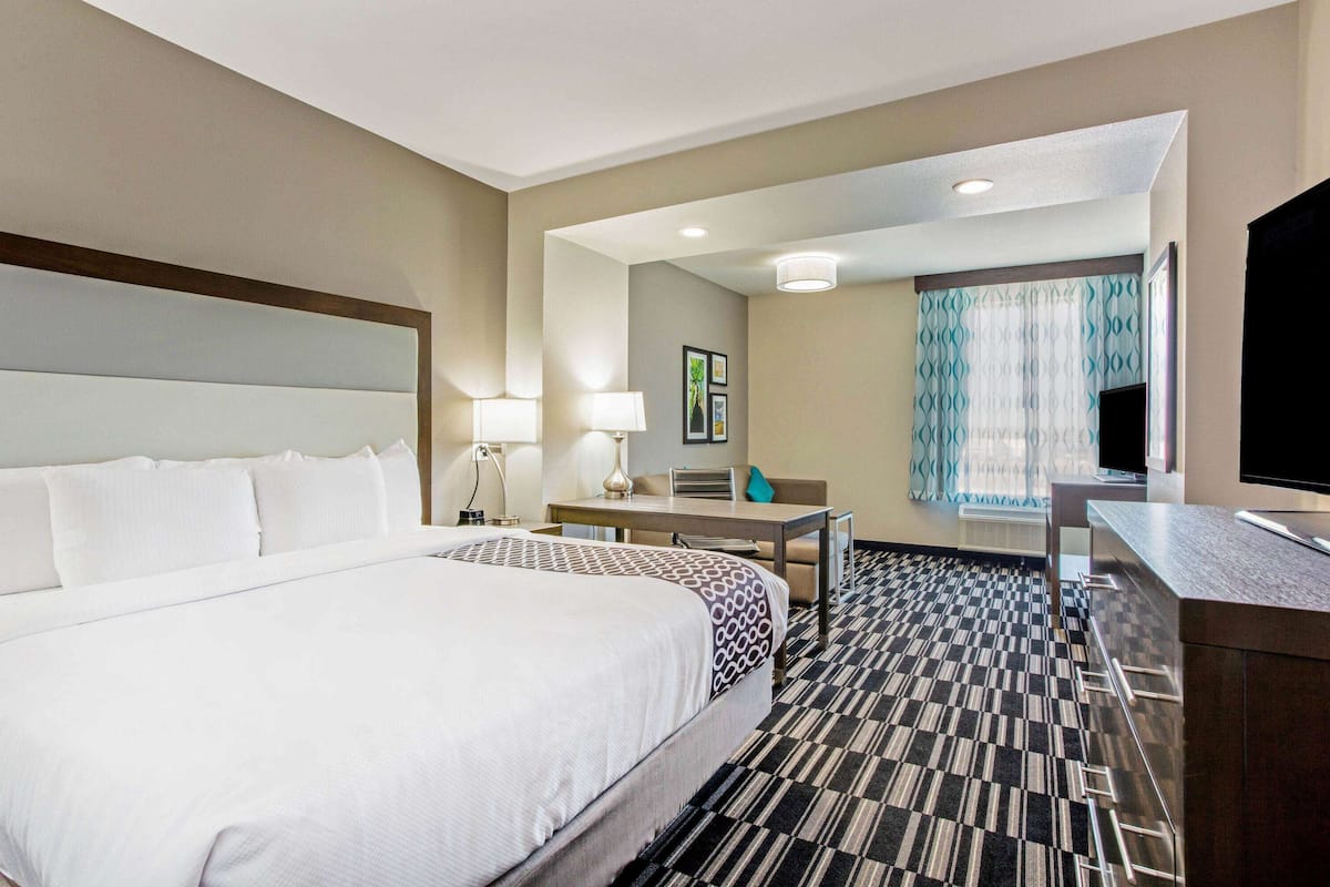 Deluxe Suite, 1 King Bed, Non Smoking | Premium bedding, pillowtop beds, desk, iron/ironing board